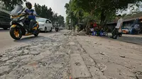 Kendaraan melintasi proyek revitalisasi trotoar di kawasan Kemang, Jakarta, Jumat (29/6/2019). Kepala Dinas Binamarga DKI Jakarta mengatakan anggaran pembenahan trotoar Kemang dan Jalan Prof Doktor Satrio Jakarta Selatan capai Rp 100 miliar. (Liputan6.com/Herman Zakharia)