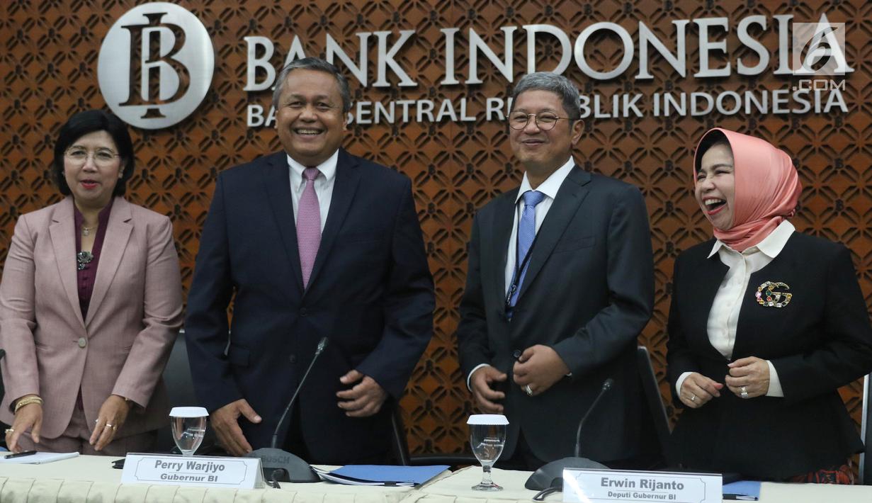 Gubernur BI Perry Warjiyo (dua kiri) didampingi DGS Destry Damayanti (kiri), Deputi Gubernur Erwin Rijanto (dua kanan), dan Deputi Gubernur Rosmaya Hadi (kanan) memberi keterangan pers hasil Rapat Dewan Gubernur, Jakarta, Kamis (19/9/2019). BI menurunkan suku bunga acuan. (Liputan6.com/Angga Yuniar)