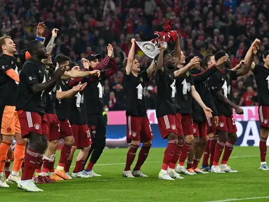 Bayern Munchen sukses meraih gelar juara Bundesliga musim 2021/2022. Kepastian itu didapat Die Roten usai mengalahkan Borussia Dortmund pada laga pekan ke-31 Bundesliga di Allianz Arena, Sabtu (23/4/2022) malam WIB. (AFP/Christof Stache)