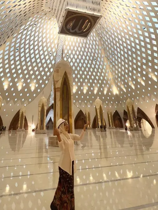 Kembali tampil dengan kebaya tradisional, Atalia berpose di dalam sebuah masjid. Kebaya ini berwarna putih polos dengan paduan kain batik sebagai bawahan. Foto: Instagram.