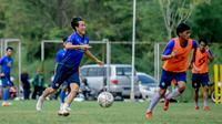 Gelandang Arema FC, Renshi Yamaguchi dibayangi Jayus hariono dalam sesi latihan. (Bola.com/Iwan Setiawan)