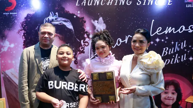Amora Lemos bersama adik beserta ayah dan ibunya Krisdayanti dan Raul Lemos