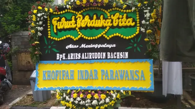 karangan bunga berukuran besar pemberian dari Gubernur Jawa Timur terpilih, Khofifah Indar Parawansa (Liputan6.com/ Zulfa Ayu S)