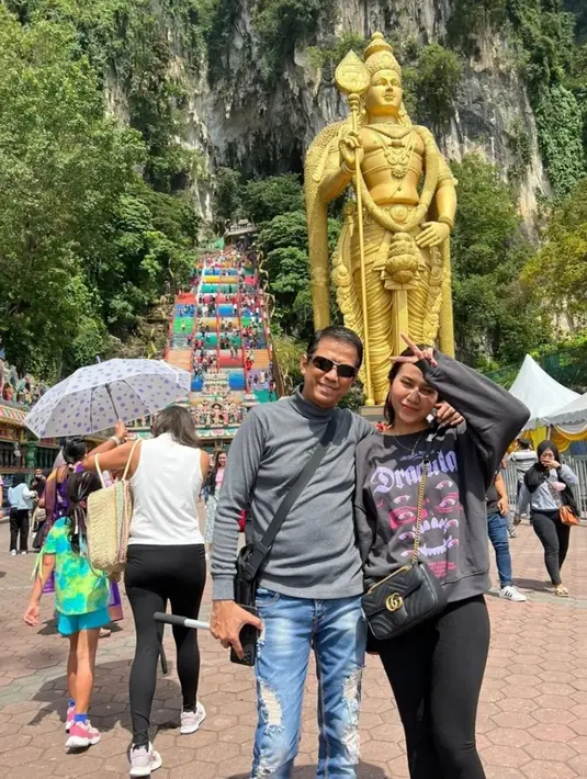 Di awal tahun 2023 mereka tampak begitu menikmati liburan di Malaysia. Pemain film Leak Kajeng Kliwon dan ayahnya ini sangat ceria saat plesir ke Batu Caves, Selangor.(Liputan6.com/IG/@dodysoedrajat_1)