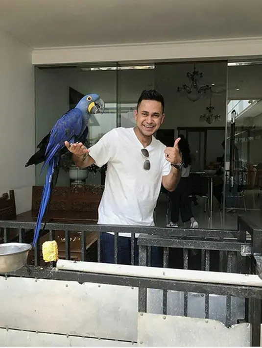 Sebagai sahabat lama, ia tak bisa bicara banyak sehubungan dengan masalah prinsip, terkait keimanannya. Ramzi enggan banyak bicara terkait keputusan temannya tersebut. Ia hanya mengisyaratkan pergolakan batin Rina tiga bulan silam. (Instagram/ramzi.avi)