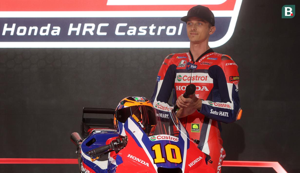 Pebalap MotoGP Honda Racing Corporation (HRC), Luca Marini saat menghadiri launching motor baru untuk MotoGP 2025 di pabrik PT Astra Honda Motor (AHM) di Cikarang, Jawa Barat pada Sabtu (1/2/2025). (Bola.com/M. Iqbal Ichsan)