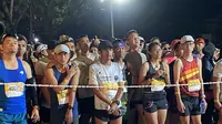 Para pelari menunggu giliran start di ajang Maybank Marathon 2023 yang berlangsung di Gianyar, Bali, Minggu (27/8/2023). (Marco Tampubolon/Liputan6.com).