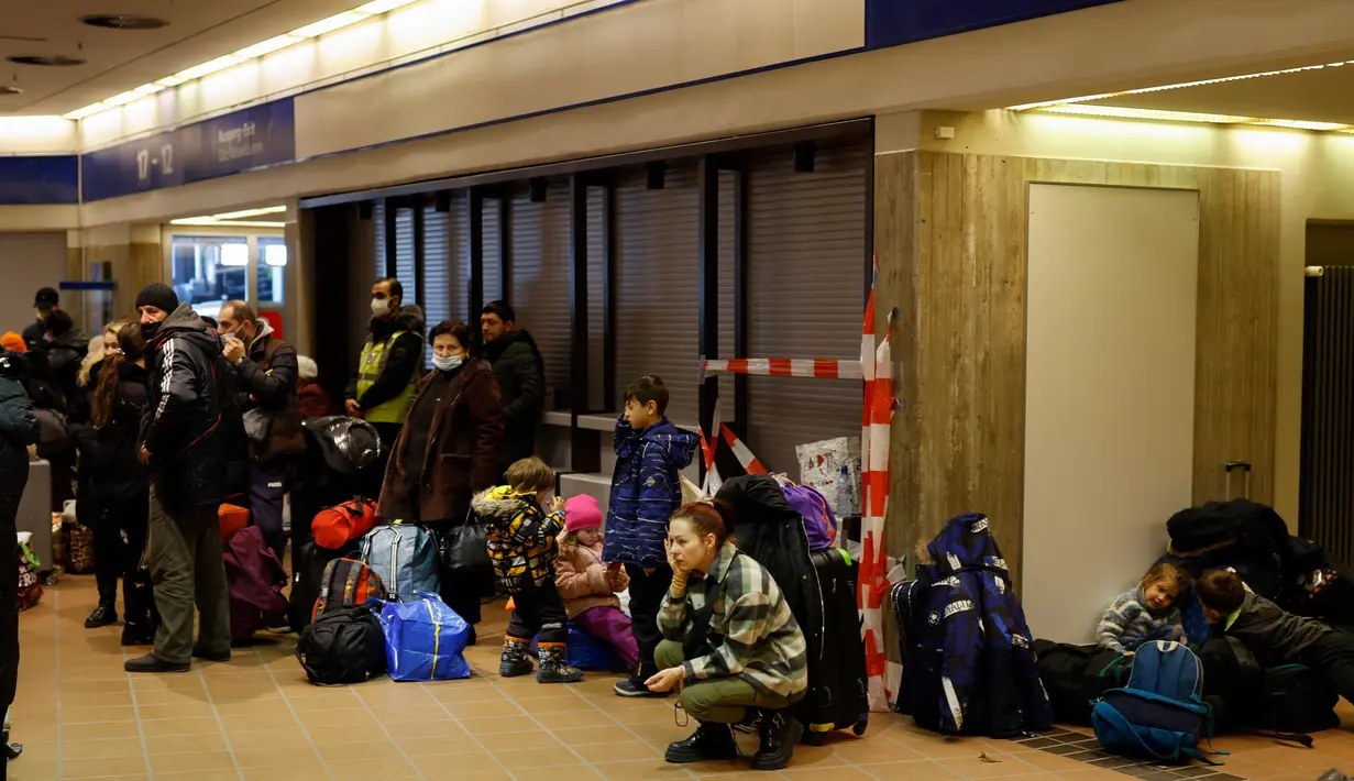 Orang-orang menunggu di pusat pengungsi dari Ukraina di Messe di Berlin, Jerman pada 11 Maret 2022. Badan PBB untuk urusan pengungsi (UNHCR) mengatakan setidaknya 2,5 juta orang telah meninggalkan Ukraina, dengan lebih dari setengahnya sekarang di Polandia. (Odd ANDERSEN / AFP)