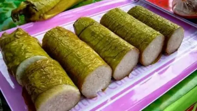 lemang bambu salah satu kuliner khas Sulsel khusus ada di perayaan Idul Fitri (Liputan6.com/ Eka Hakim)