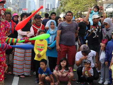 Komunitas dari Aku Badut Indonesia meramaikan kegiatan Car Free Day (CFD) di kawasan Thamrin, Jakarta, Minggu (6/1). Mereka melakukan atraksi akrobatik untuk menggalang dana bagi korban bencana tsunami Selat Sunda. (Liputan6.com/Johan Tallo)