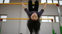 Seorang murid perempuan terlihat serius berlatih di Sekolah Atlet Shichahai, China (18/5). Sistem sekolah olahraga di China telah sangat membantu meraih kesuksesan, sebagai contoh dapat menjuarai Olimpiade pada tahun 1980. (REUTERS/Aly Song)
