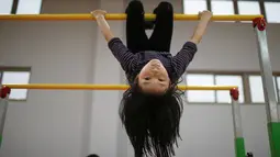 Seorang murid perempuan terlihat serius berlatih di Sekolah Atlet Shichahai, China (18/5). Sistem sekolah olahraga di China telah sangat membantu meraih kesuksesan, sebagai contoh dapat menjuarai Olimpiade pada tahun 1980. (REUTERS/Aly Song)