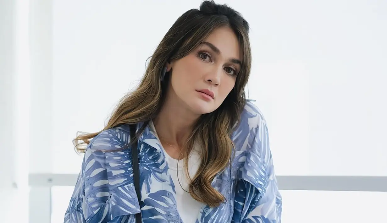 Memadukan kaos putih dengan blouse motif, penampilan Luna Maya ini pun terlihat chic. Ia pun memilih menata rambuut dengan cukup sederhana namun tetap menawan. (Liputan6.com/IG/@lunamaya)