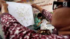 Sejumlah penyandang disabilitas belajar membuat batik di Rumah Batik, Palbatu, Jakarta, Senin (2/10). Kegiatan tersebut dalam rangka memperingati hari Batik Nasional. (Liputan6.com/JohanTallo)