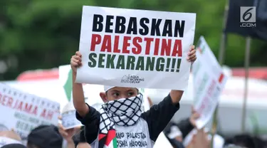 Massa membentangkan tulisan saat berunjuk rasa di depan Kedubes AS Jalan Medan Merdeka Selatan, Jakarta, Selasa (3/4). Aksi ini dukungan moral kepada rakyat Palestina yang ingin pulang ke tanah kelahiran. (Liputan6.com/Helmi Fithriansyah)