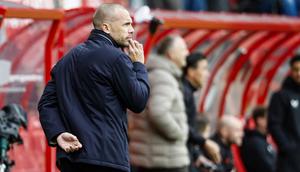 Pelatih kepala Johnny Ajax asal Belanda, Johnny "John" Heitinga, menyaksikan pertandingan Eredivisie Belanda antara FC Twente dan Ajax Amsterdam di stadion De Grolsch Veste di Enschede pada 26 Oktober 2025. (Vincent Jannink/ANP/AFP)