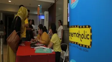 Ratusan cinemaholic berbondong-bondong memenuhi Blitz Megaplex di Bekasi Cyber Park dan Paris Van Java dalam rangka nonton bareng film Minions.