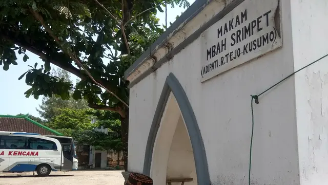 Makam Mbah Srimpet atau Adipati Tejakusuma I yang berlokasi di belakang Masjid Jami’ Lasem, Rembang