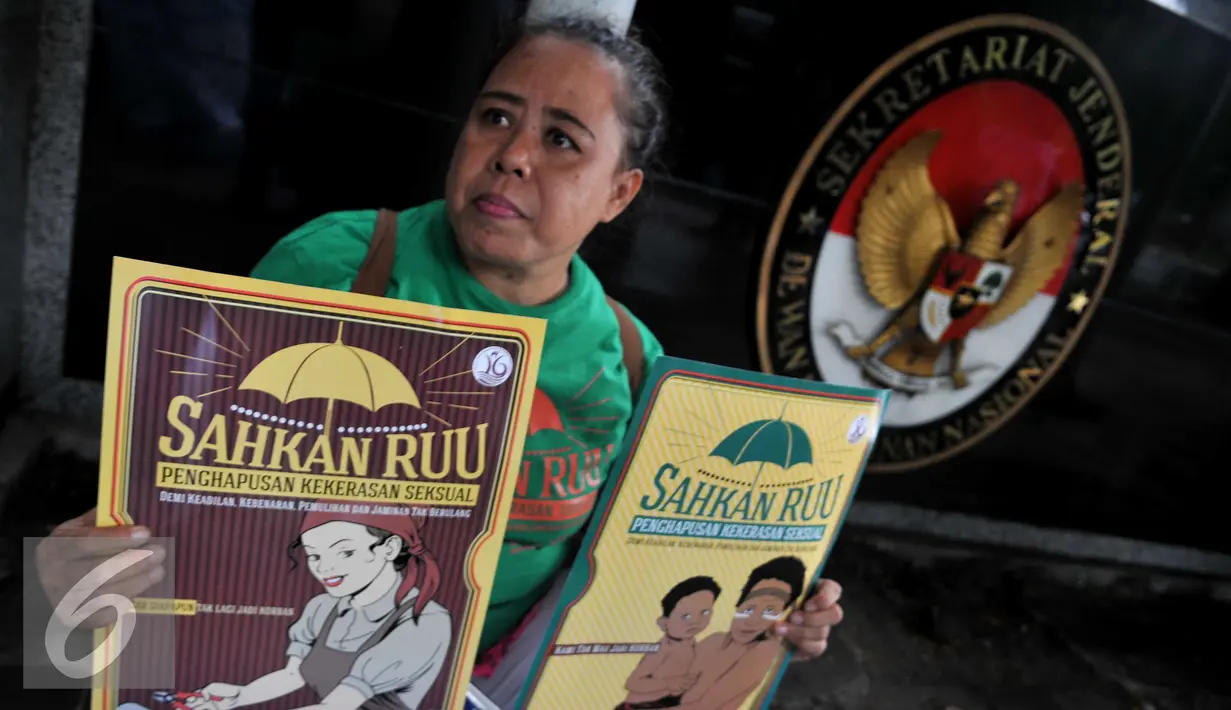 Massa dari Aliansi Masyarakat Tolak Kekerasan Seksual saat menggelar aksi dukungan untuk RUU Penghapusan Kekerasan Seksual di kawasan Patung Kuda, Jalan MH. Thamrin, Jakarta (8/12). (Liputan6.com/Gempur M Surya)