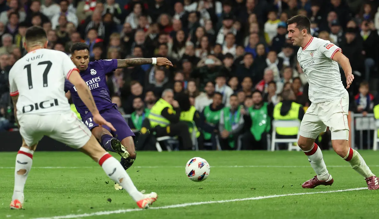 Pemain Real Madrid, Rodrygo, melepaskan tendangan saat melawan Athletic Bilbao pada laga Liga Spanyol di Stadion Santiago Bernabeu, Minggu (31/3/2024). (AFP/Pierre-Philippe Marcou)