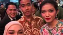 Calon Wakil Presiden, Gibran Rakabuming Raka tampil dengan batik didampingi sang istri, Selvi Ananda yang mengenakan dress panjang berpayet motif floral. [@putri_zulhas]