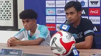 caretaker pelatih PSBS Biak, Indra Ramdhan (kanan). (Bola.com/Ana Dewi)