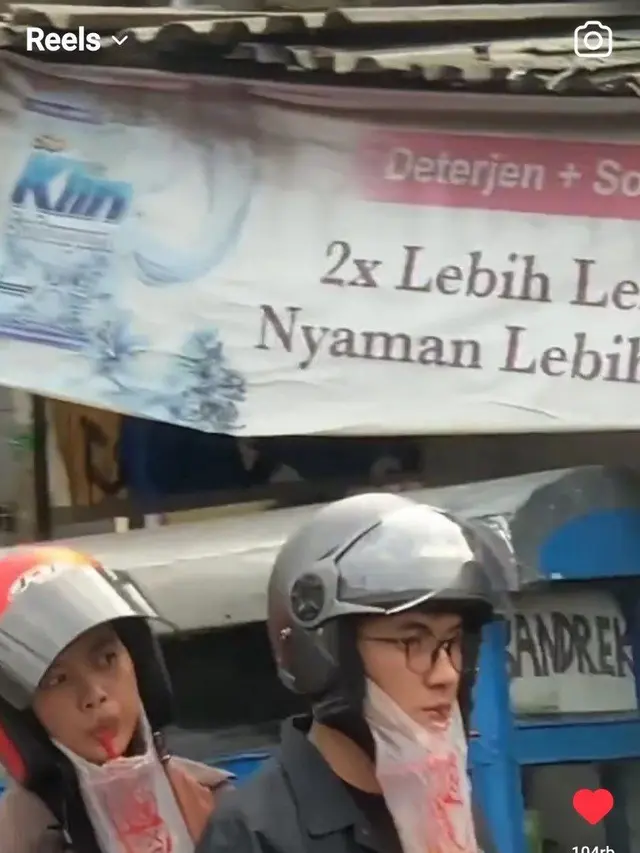 10 Potret Nyeleneh Orang Pakai Kantong Plastik Ini Kreatif Banget