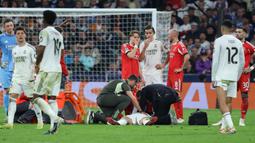 Raul Asencio kemudian harus mendapatkan perawatan dari petugas medis. Sementara Camavinga mampu bangkit dengan sendirinya. (AFP/Thomas Coex)