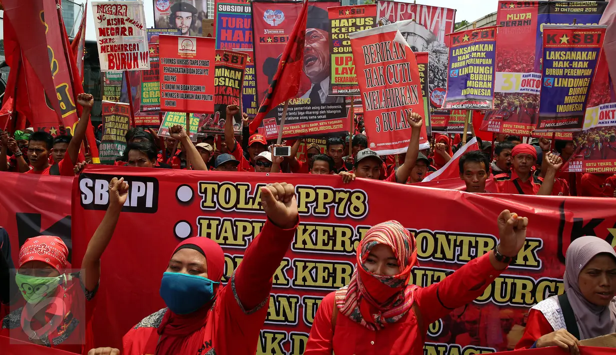 Ratusan buruh berteriak membawa spanduk saat melakukan aksi menuju Istana Negara, Jakarta (31/10).  Buruh meminpemerintah mencabut PP Nomor 78 soal pengupahan yang dinilai tidak memperhatikan kesejahteraan para buruh. (Liputan6.com/Johan Tallo)