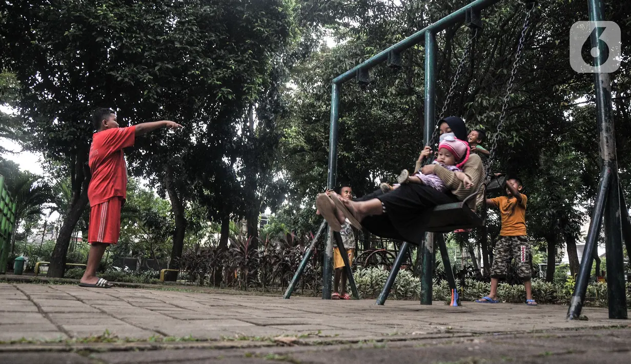 Anak-anak bermain di RPTRA Meruya Utara, Jakarta, Selasa (25/1/2022). Prevalensi stunting atau gizi buruk di Indonesia jauh dari yang ditargetkan dalam Rencana Pembangunan Jangka Menengah Nasional (RPJMN) 2020-2024 sebesar 14 persen. (merdeka.com/Iqbal S. Nugroho)