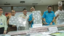 Kepala BNN Heru Winarko bersama jajaran menunjukkan barang bukti uang saat rilis di Gedung BNN, Jakarta, Kamis (25/7/2019). BNN menyita 440 Batang Kayu Jati Rp 90.000.000,  Perhiasan senilai Rp 617.000.000, Uang tunai sebesar Rp 11.036.677.386. (Liputan6.com/Faizal Fanani)
