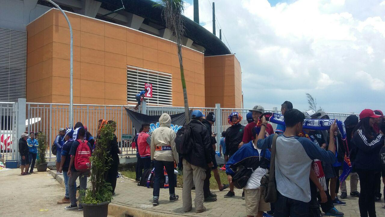 Pendukung Arema FC mendatangi Stadion Pakansari, Bogor, untuk menyaksikan final Piala Presiden 2017 melawan Pusamania Borneo FC, Minggu (12/3/2017).