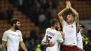 Striker AS Roma, Edin Dzeko, merayakan gol yang dicetaknya ke gawang AC Milan pada laga Serie A Italia di Stadion San Siro, Milan, Minggu (1/10/2017). Milan kalah 0-2 dari Roma. (AFP/Miguel Medina)