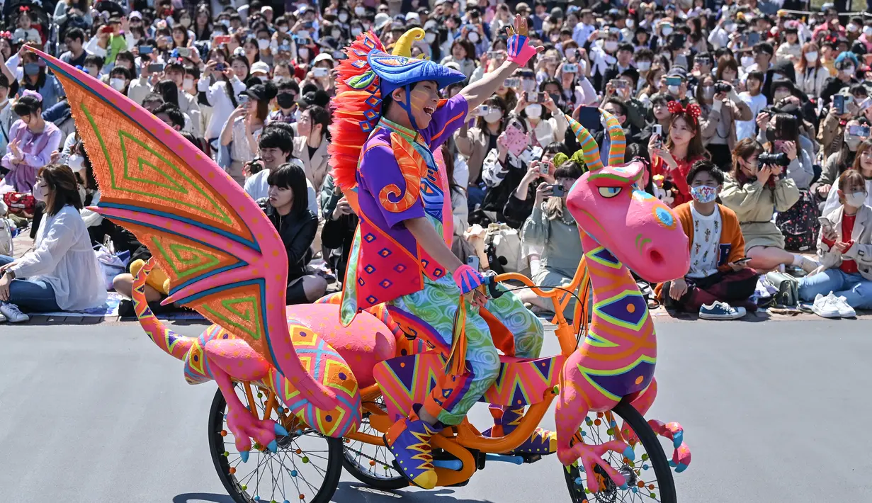 Parade siang hari "Disney Harmony in Colour" baru memulai debutnya hari ini. Penawaran siang hari yang baru menampilkan tujuh unit dengan pelampung untuk menghormati "Zootopia", "Naik", "Moana", "Coco", "Big Hero 6", dan banyak lagi. (AFP/Richard A. Brooks)