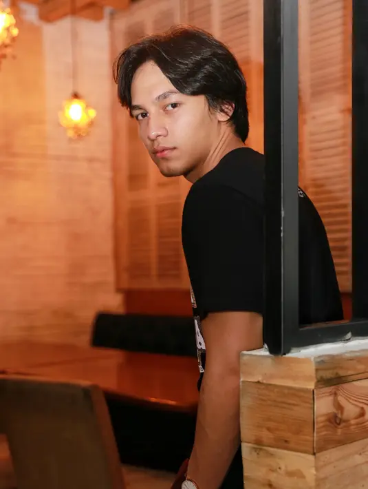 "Karena Hema ini anaknya vintage ya, dia makenya mobil keluaran tahun 70-an," kata Jefri Nichol saat bertandang ke kantor Liputan6.com di Senayan, Jakarta Pusat, beberapa waktu lalu. (Adrian Putra/Bintang.com)