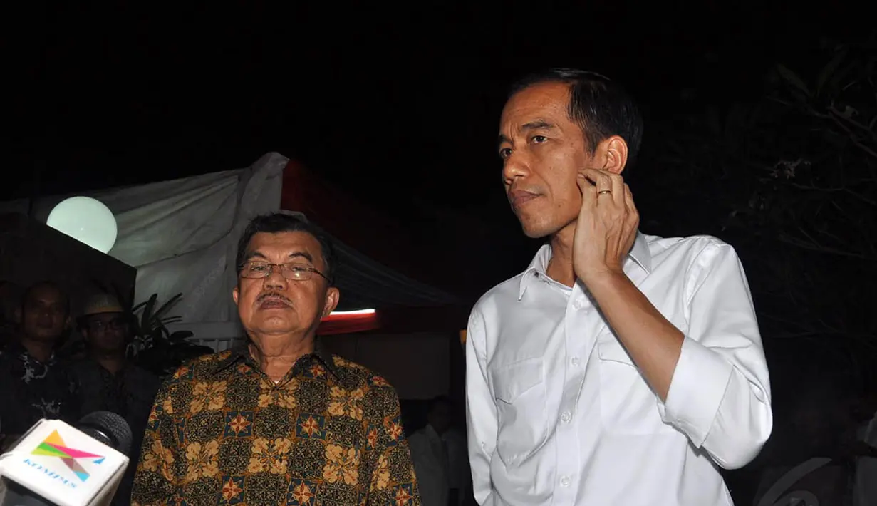 Presiden dan wakil presiden terpilih Jokowi dan Jusuf Kalla usai menghadiri acara pembubaran Pokja Tim Transisi Jokowi-JK di Rumah Transisi, Jakarta, (28/9/14). (Liputan6.com/Miftahul Hayat) 