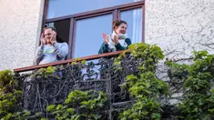 Warga bertepuk tangan dari balkon untuk menunjukkan penghormatan terhadap orang-orang yang bertugas di garis depan melawan pandemi virus corona COVID-19 di Brussel, Belgia,Selasa (14/4/2020). Kasus COVID-19 di Belgia terkonfirmasi sebanyak 31.119 positif dan 4.157 meninggal. (Xinhua/Zhang Cheng)