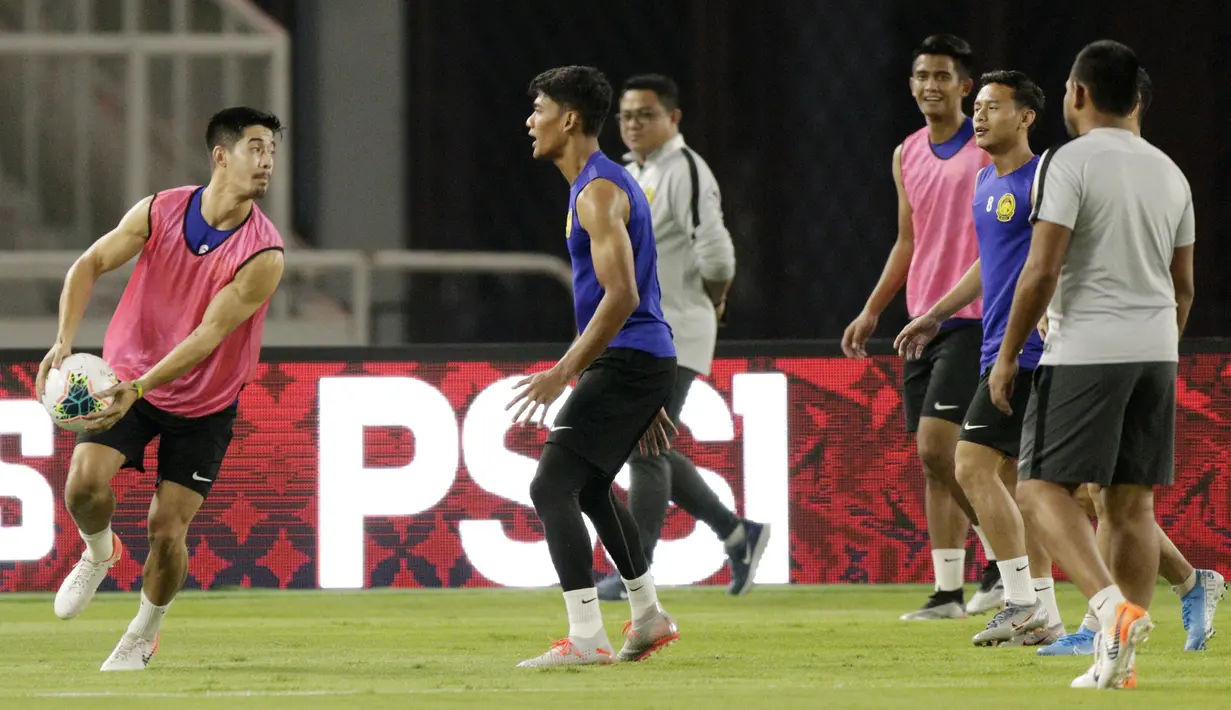 Pemain Timnas Malaysia, Brendan Gan, saat latihan jelang laga kualifikasi Piala Dunia di SUGBK, Jakarta, Rabu (4/9). Malaysia akan berhadapan dengan Indonesia. (Bola.com/M Iqbal Ichsan)