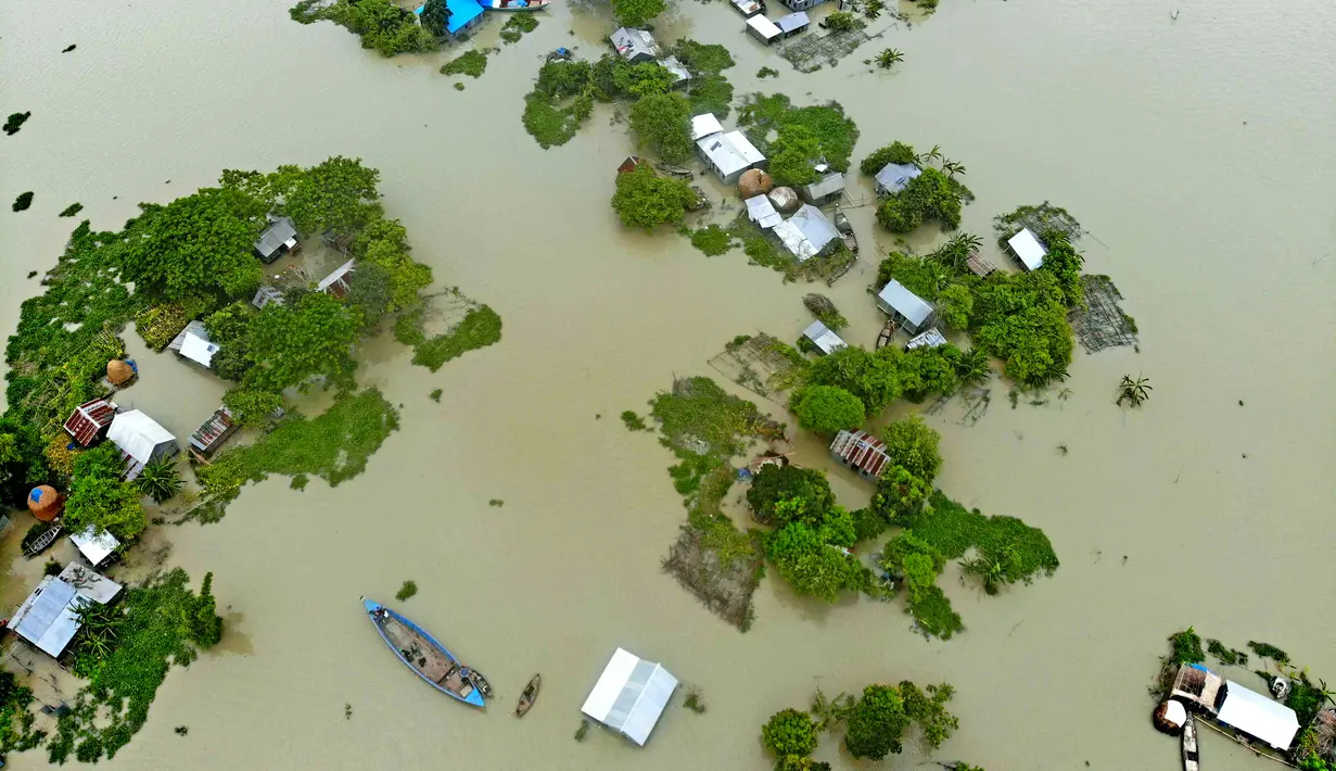 Rumah-rumah yang terendam banjir di Faridpur, Bangladesh (19/7/2020). Banjir yang dipicu tingginya curah hujan musiman dan derasnya air dari perbukitan kembali memburuk di beberapa wilayah Bangladesh, termasuk Distrik Faridpur. (Xinhua/Salim)
