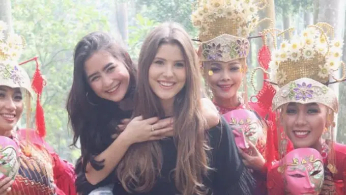 [Bintang] Prilly Latuconsina dan Amanda Cerny