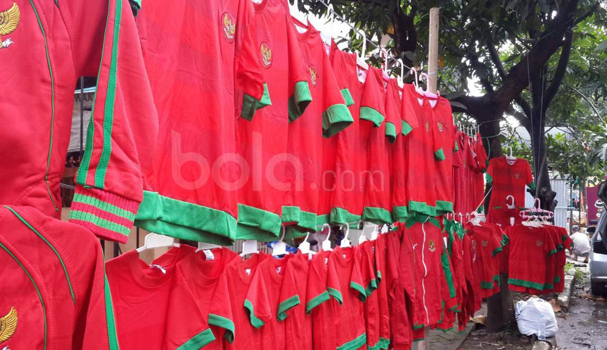 Pajangan Jersey Timnas Indonesia di trotoar oleh pedagang menanti pembeli di areal Stadion Pakansari, Bogor, (03/12/2016). (Bola.com/Darojatun)