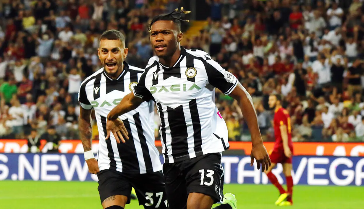 Pemain Udinese Destiny Udogie melakukan selebrasi usai mencetak gol ke gawang AS Roma pada pertandingan sepak bola Serie A Italia di Stadion Friuli, Udine, Italia, 4 September 2022. Udinese menang 4-0. (Andrea Bressanutti/LaPresse via AP)