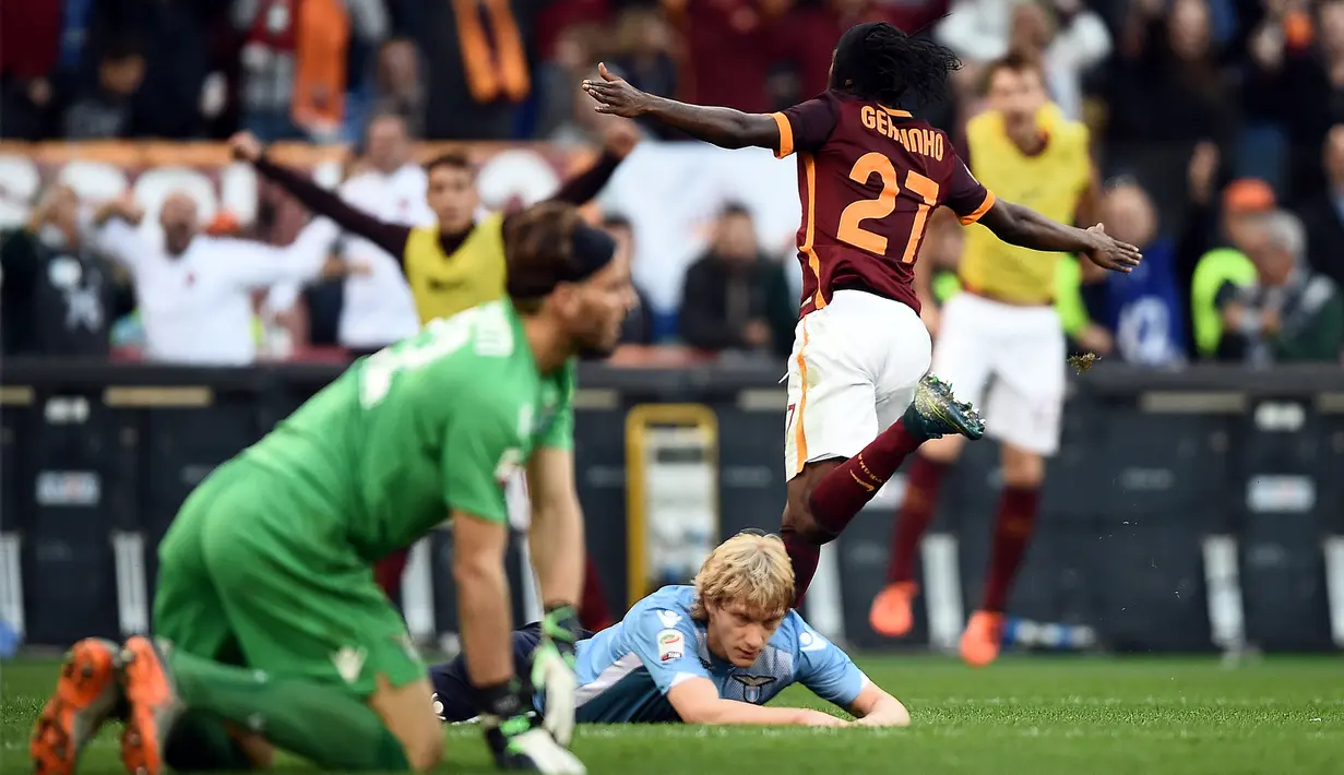 Gervinho berhasil mencetak gol kedua Roma ke gawang Lazio dalam lanjutan Serie A di Stadion Olimpico, Roma, Minggu (8/11/2015) malam WIB. (AFP Photo/Filippo Monteforte)