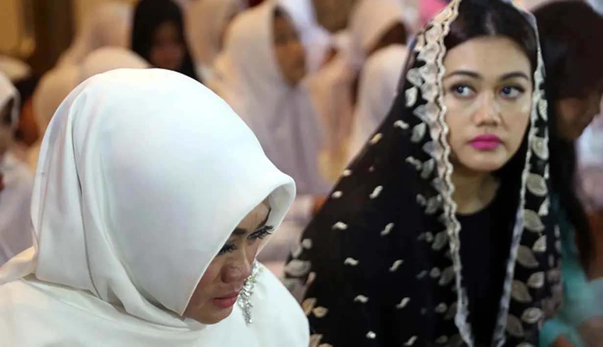 “Benar-benar shock banget, benar-benar bikin mama sedih luar biasa. Sedih karena kita rayakan ultah di makam. Kita nggak sangka sama sekali," ujar Nia Anggia. (Nurwahyunan/Bintang.com)