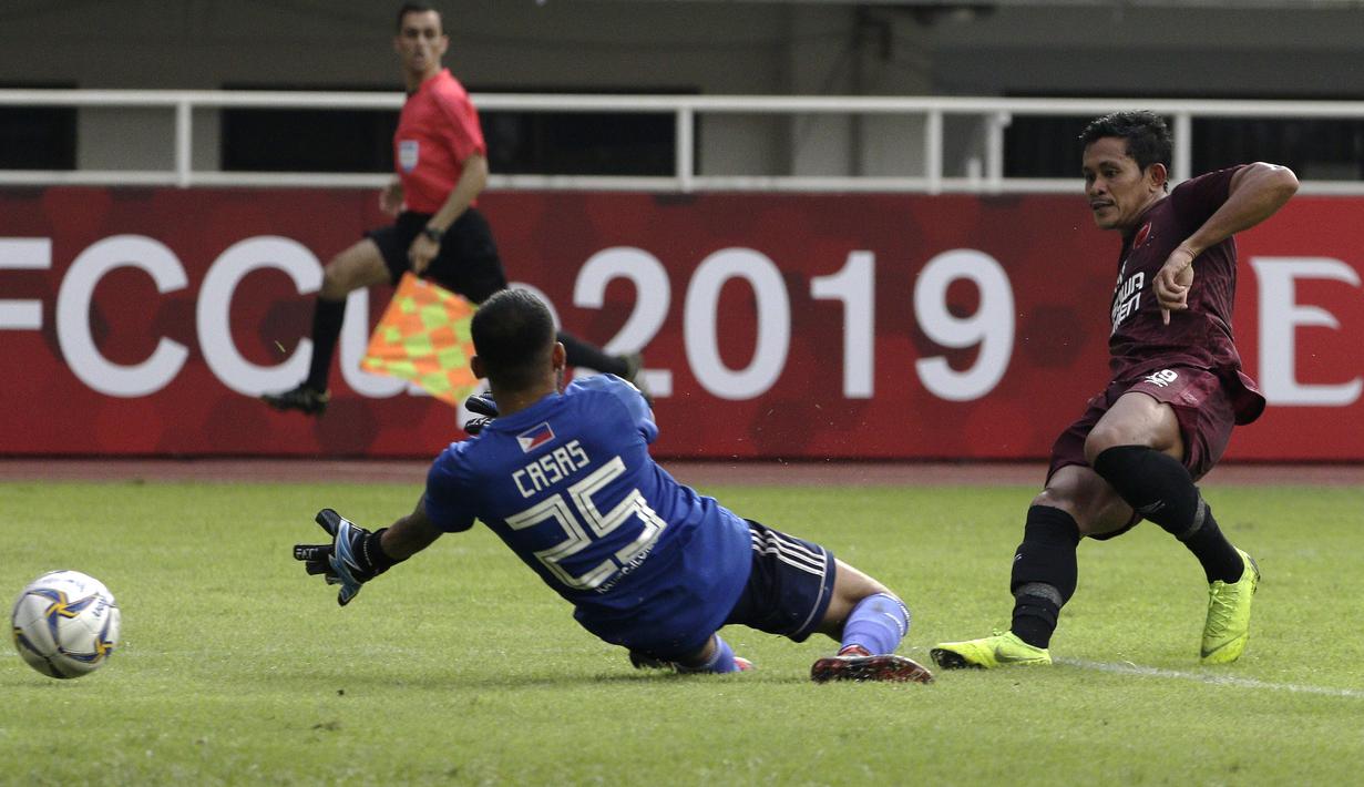 Gelandang PSM Makassar, Rizky Pellu, berusaha mencetak gol ke gawang Kaya FC-Iloilo pada laga AFC Cup 2019 di Stadion Pakansari, Bogor, Selasa (2/4). Kedua tim bermain imbang 1-1. (Bola.com/Yoppy Renato)