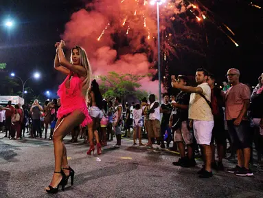 Seorang wanita menari selama sesi latihan oleh sekolah samba Mangueira di Rio de Janeiro, Brasil (21/2). Karnaval Rio de Janeiro akan berlangsung dari 2 Maret hingga 9 Maret 2019. (AFP Photo/Carl De Souza)