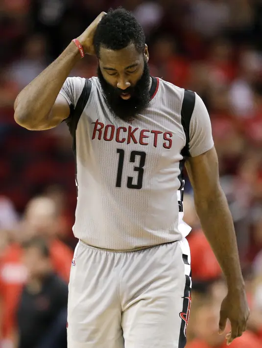 Ekspresi kecewa pemain Houston Rockets, James Harden usai timnya kalah dari San Antnio Spurs pada gim keenam semifinal NBA Wilayah Barat di Houston, (11/5/2017). Spurs menang 114-75. (AP/Eric Christian Smith)