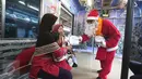 Sinterklas memberi hadiah kepada penumpang Kereta Commuter Line di Jakarta, Jumat (25/12/2015). Keberadaan Sinterklas ini merupakan bentuk pelayanan KCJ dalam memperingati hari Natal. (Liputan6.com/Angga Yuniar)