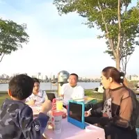 Momen Anang Ashanty piknik di Sungai Han (sumber: YouTube/The Hermansyah A6)