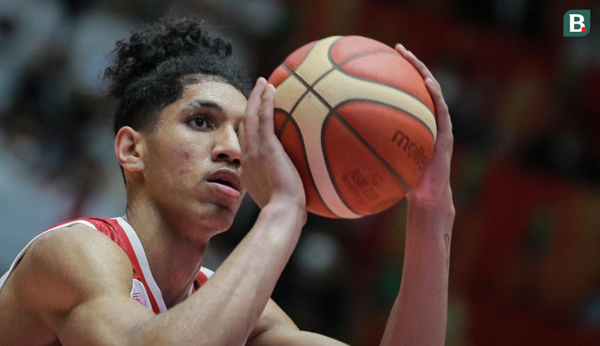 Derrick Michael tampil impresif di laga tersebut. Pemain berdarah campuran Kamerun dan Sumatera Utara tersebut berhasil mencetak 19 poin dan 6 rebound. (Bola.com/Bagaskara Lazuardi)